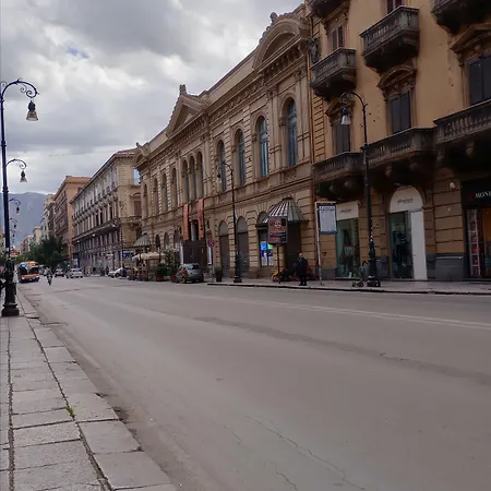 Konukevi La Vecchia Palermo